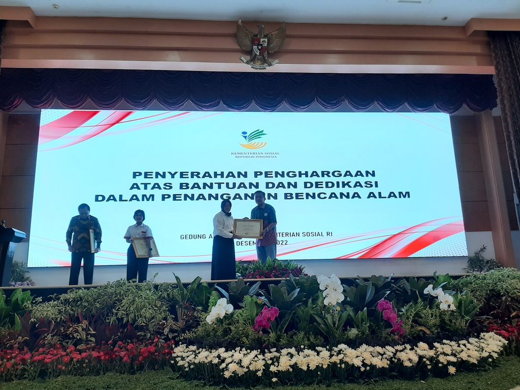 Menteri Sosial Tri Rismaharini memberikan perngharagaan kepada Ketua Dewan Pengawas Yayasan Dana Kemanusiaan Kompas Rusdi Amral atas bantuan dan dedikasi dalam penanganan bencana alam di Kabupaten Cianjur, di Gedung Aneka Bhakti Kementerian Sosial, Jakarta, Rabu (21/12/2022).