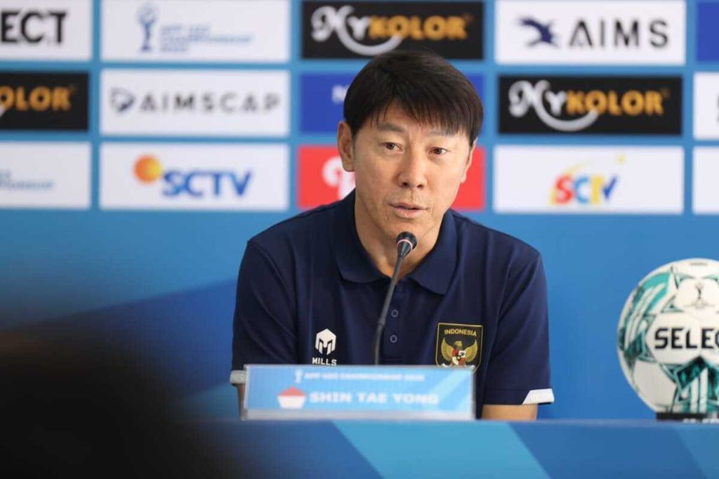 Pelatih Indonesia Shin Tae-yong memberikan keterangan dalam sesi konferensi pers jelang laga semifinal Piala AFF U-23 kontra Thailand, Rabu (23/8/2023). 