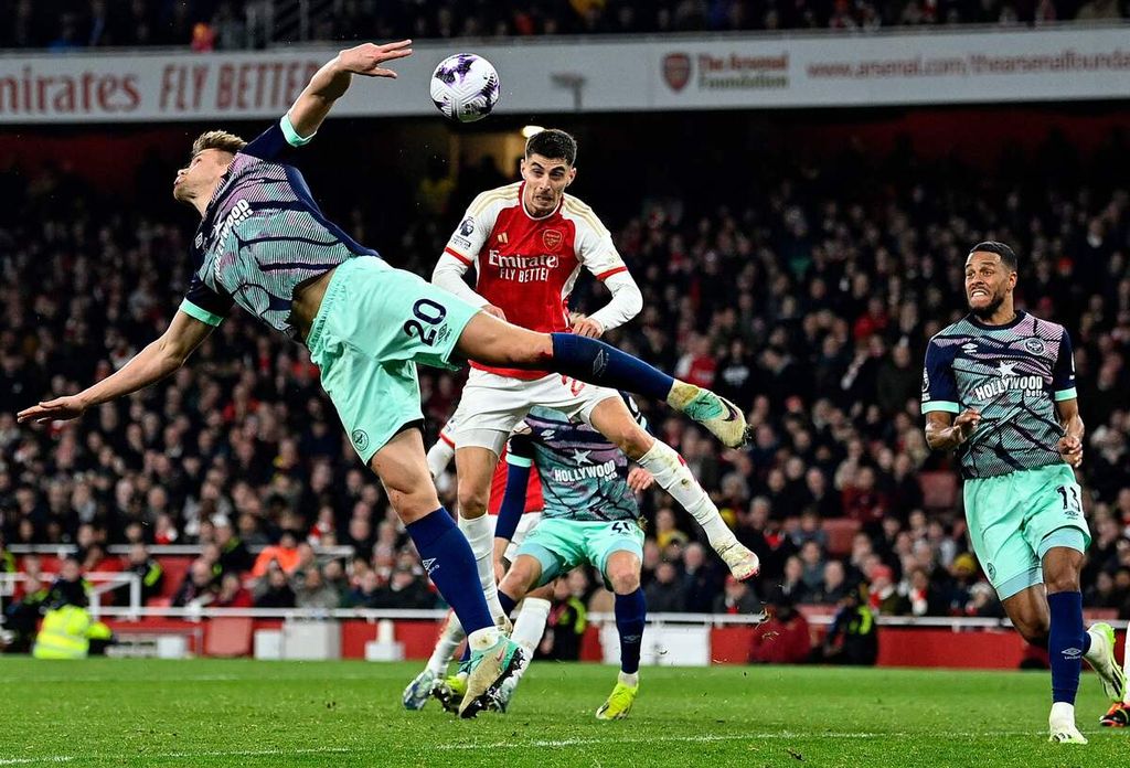 Pemain Arsenal Kai Havertz mencetak gol ke gawang Brentford pada laga Liga Inggris di Stadion Emirates, London, Minggu (10/3/2024) dini hari WIB. 