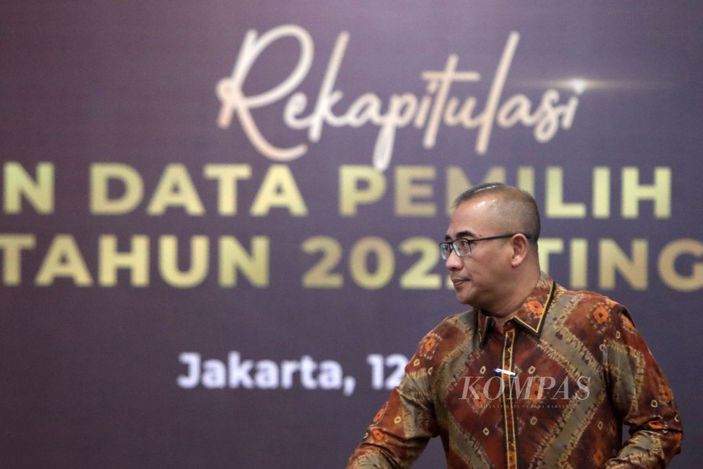 Ketua Komisi Pemilihan Umum (KPU) Hasyim Asy'ari saat rekapitulasi pemutakhiran data pemilih berkelanjutan semester I tahun 2022 tingkat nasional yang digelar KPU di kantor KPU, Jakarta, Selasa (12/7/2022). 