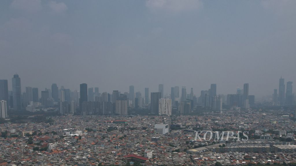 Kabut polusi menyelimuti langit Jakarta yang sedang menjadi tuan rumah KTT Ke-43 ASEAN, Minggu (3/9/2023). Menurut situs IQAir, pada Minggu sekitar pukul 11.00 nilai indeks kualitas udara di Jakarta adalah 164 atau dalam kondisi tidak sehat.