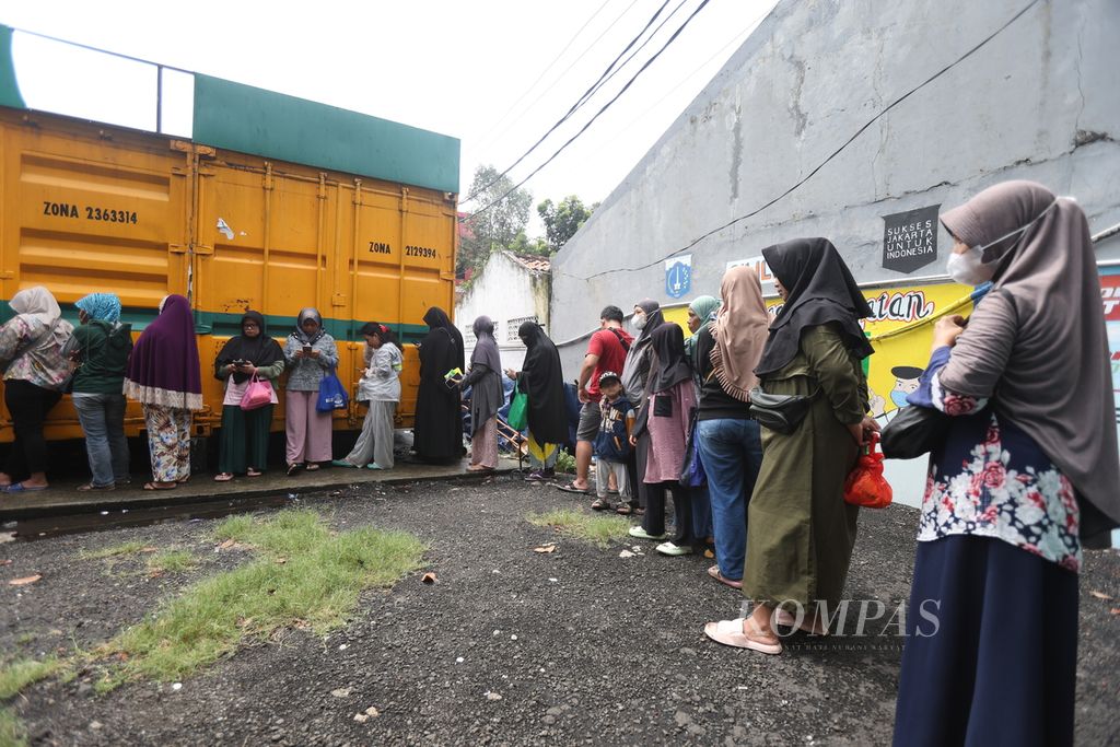 Antrean warga saat akan mendapatkan bantuan sembako murah Kartu Jakarta Pintar (KJP) Plus di Kantor Kelurahan Kramatjati, Jakarta Timur, Senin (29/1/2024). Penerima sembako murah ini mendapatkan beras, daging sapi, telur ayam, ikan kembung, dan susu seharga Rp 126.000. 