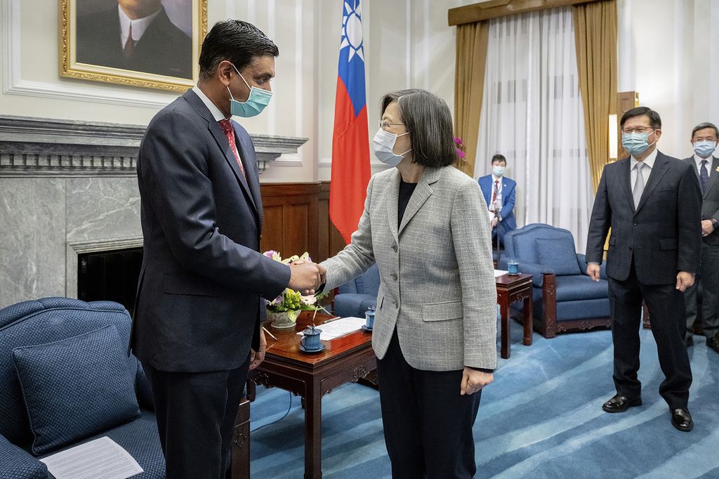 Presiden Taiwan Tsai Ing-wen (tengah) bersalaman dengan anggota DPR AS asal California, Ro Khanna, dalam pertemuan di Kantor Kepresidenan di Taipei, Taiwan, 21 Februari 2023. 
