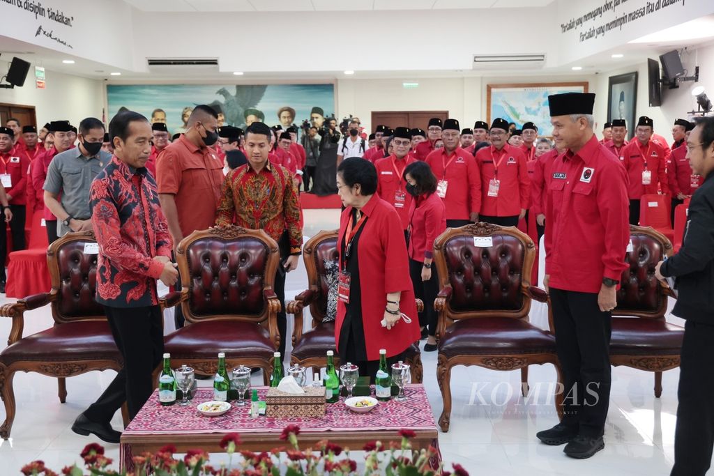 Presiden Joko Widodo bersama Ketua Umum PDI-P Megawati Soekarnoputri dan didampingi bakal calon presiden dari PDI-P Ganjar Pranowo (kanan) hadir dalam pembukaan Rakernas III PDI-P di Sekolah Partai PDI Perjuangan, Lenteng Agung, Jakarta, Selasa (6/6/2023).