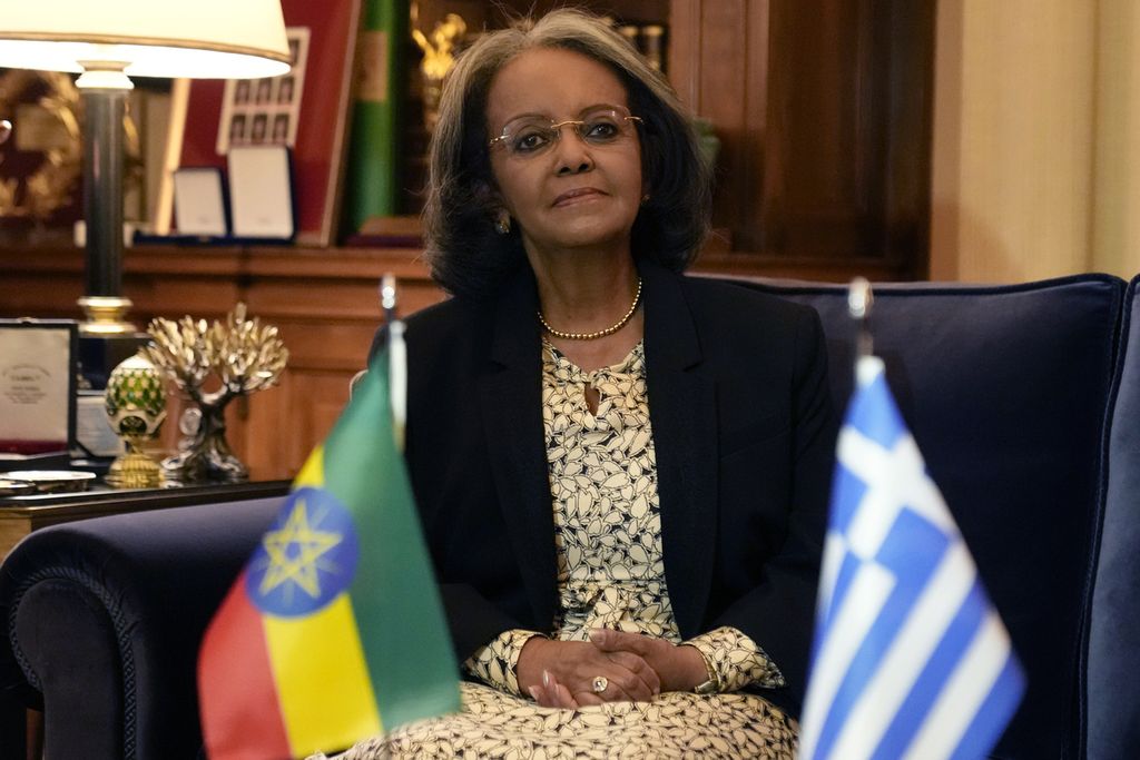 Presiden Etiopia Sahle-Work Zewdein berpose di depan media sebelum pertemuan Women Political Leaders di Athena, Yunani, 19 Maret 2024. 