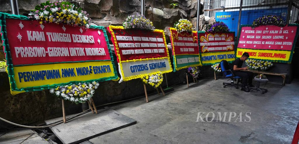 Sejumlah karangan bunga pendukung Prabowo-Gibran yang diberikan kepada Mahkamah Konstitusi, Jakarta, Jumat (19/4/2024).