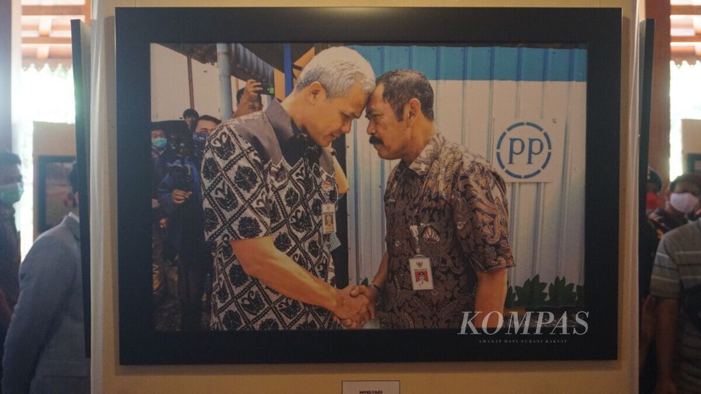 Foto adu dahi antara Ganjar Pranowo dan FX Rudyatmo, yang dipamerkan dalam pameran bertajuk "Sang Akar", di Kota Surakarta, Jawa Tengah, Rabu (10/11/2021). Pameran itu menceritakan karier politik Rudyatmo, kader senior PDI-P, selama 44 tahun.