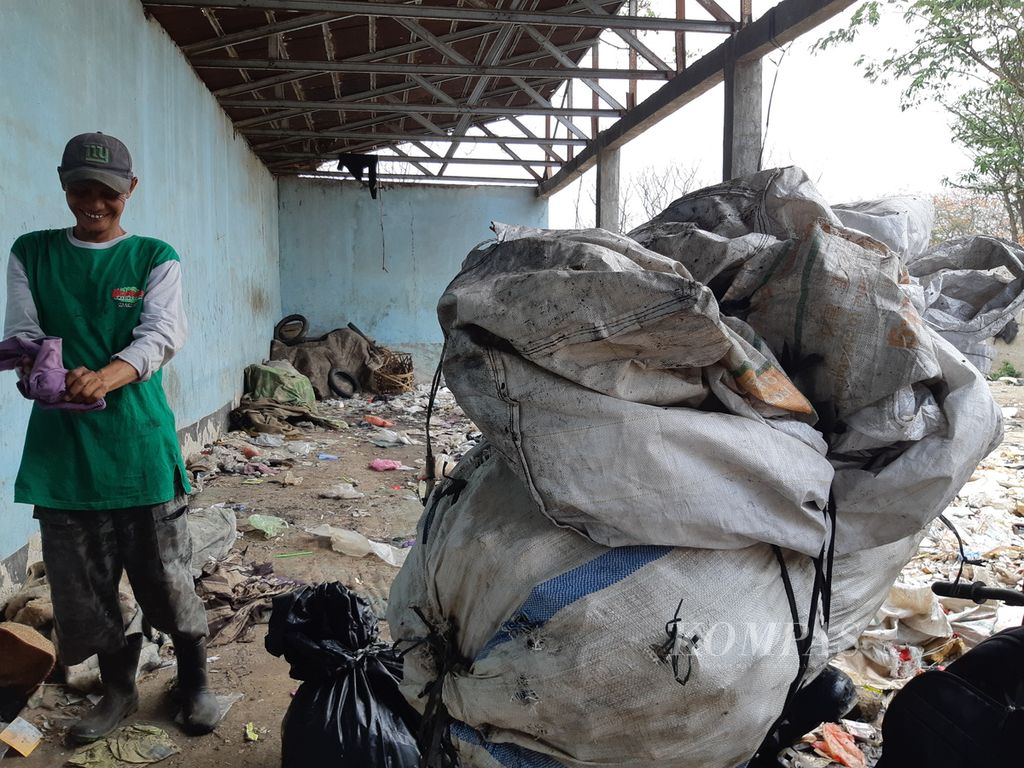 Opick (39) sedang memilah sampah di Tempat Pemrosesan Akhir (TPA) Rawa Kucing, Kecamatan Neglasari, Kota Tangerang, Banten, Selasa (24/10/2023). 