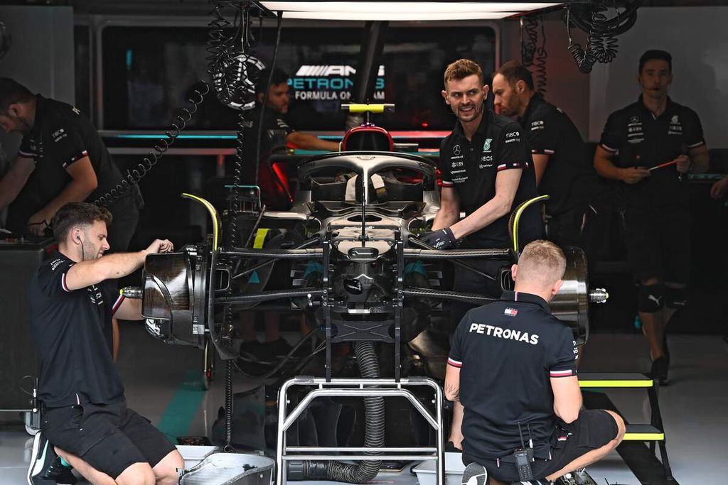 Mekanik Mercedes sedang menyetel mobil yang dikemudikan Lewis Hamilton setelah sesi latihan bebas pertama balapan Formula 1 seri Belgia di Sirkuit Spa-Francorchamps, Spa, Jumat (26/8/2022). 