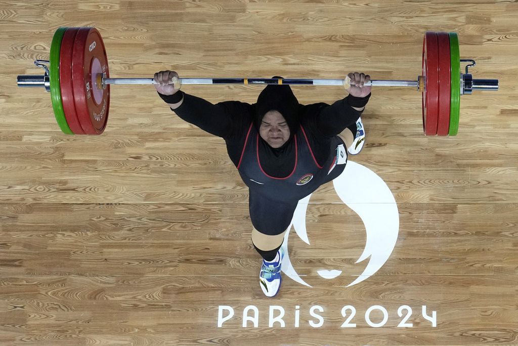 Lifter Nurul Akmal yang turun di nomor +81 kg putri difoto dengan kamera robotik yang dipasang di atas arena cabang angkat besi Olimpiade Paris 2024.