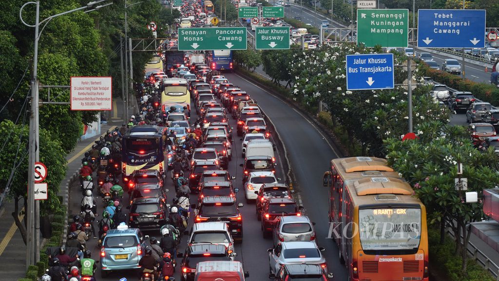 Pengendara dari arah Senayan menuju Cawang terjebak kemacetan di Jalan Gatoto Subroto, Jakarta, saat jam pulang kerja, Senin (8/6/2020). 