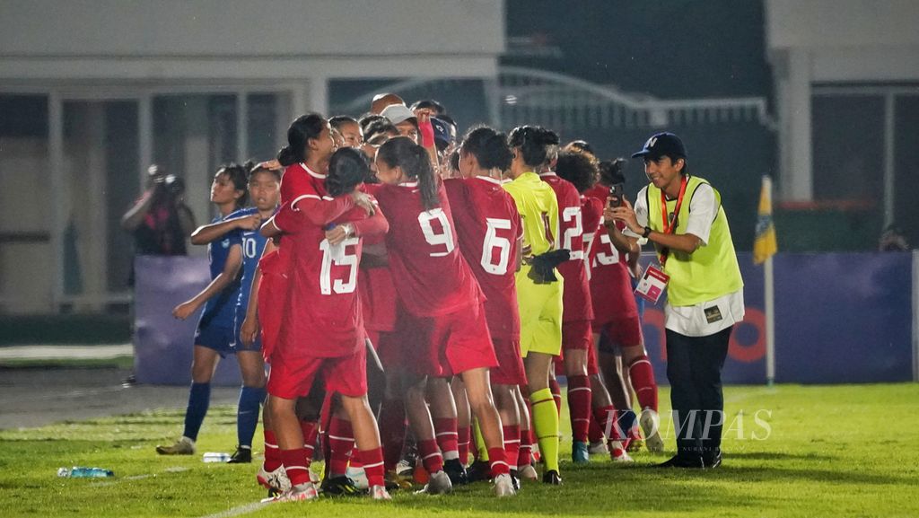 Suasana sukacita skuad timnas putri Indonesia setelah meengalahkan Singapura pada laga persahabatan di Stadion Madya, Kompleks Gelora Bung Karno, Jakarta, Selasa (28/5/2024). 