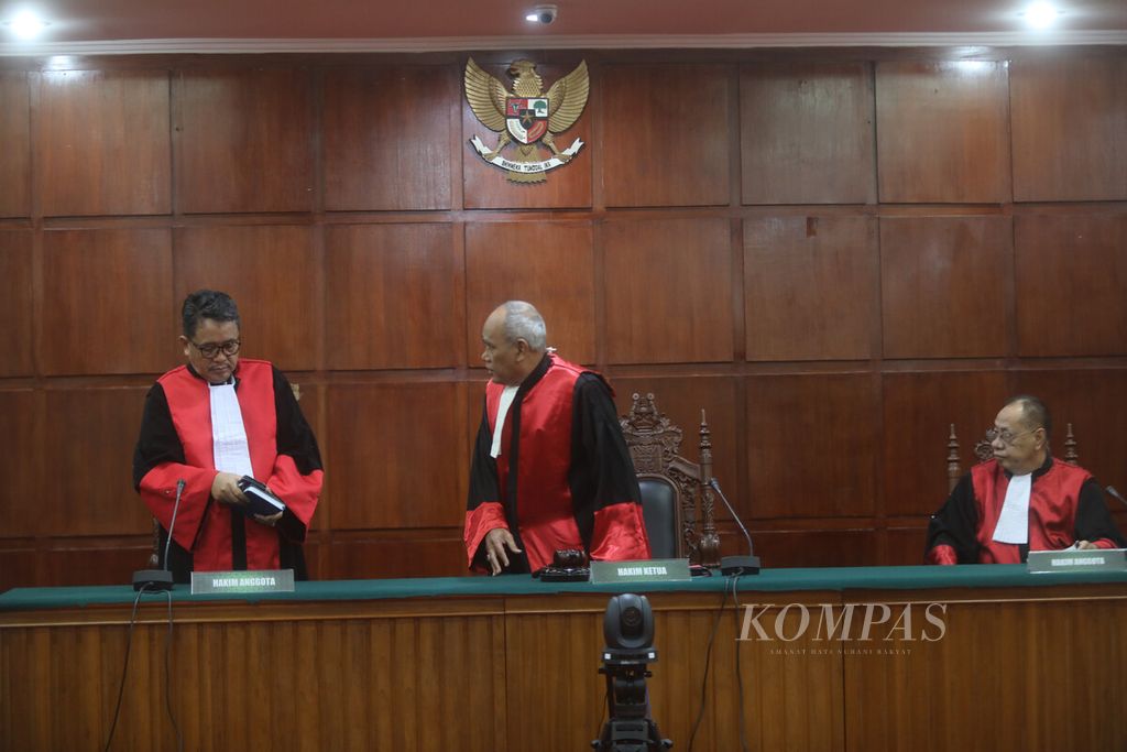 Majelis hakim meninggalkan ruang seusai sidang pembacaan putusan banding perkara perdata Partai Rakyat Adil Makmur (Prima) terhadap Komisi Pemilihan Umum (KPU) terkait tahapan pemilihan umum (Pemilu) 2024 di Pengadilan Tinggi (PT) DKI Jakarta, Selasa (11/4/2023).