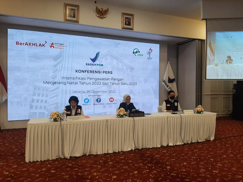 Kepala BPOM Penny K Lukito (tengah) menyampaikan intensifikasi Pengawasan Pangan Menjelang Natal Tahun 2022 dan Tahun Baru 2023 di Kantor BPOM, Jakarta, Senin (26/12/2022).