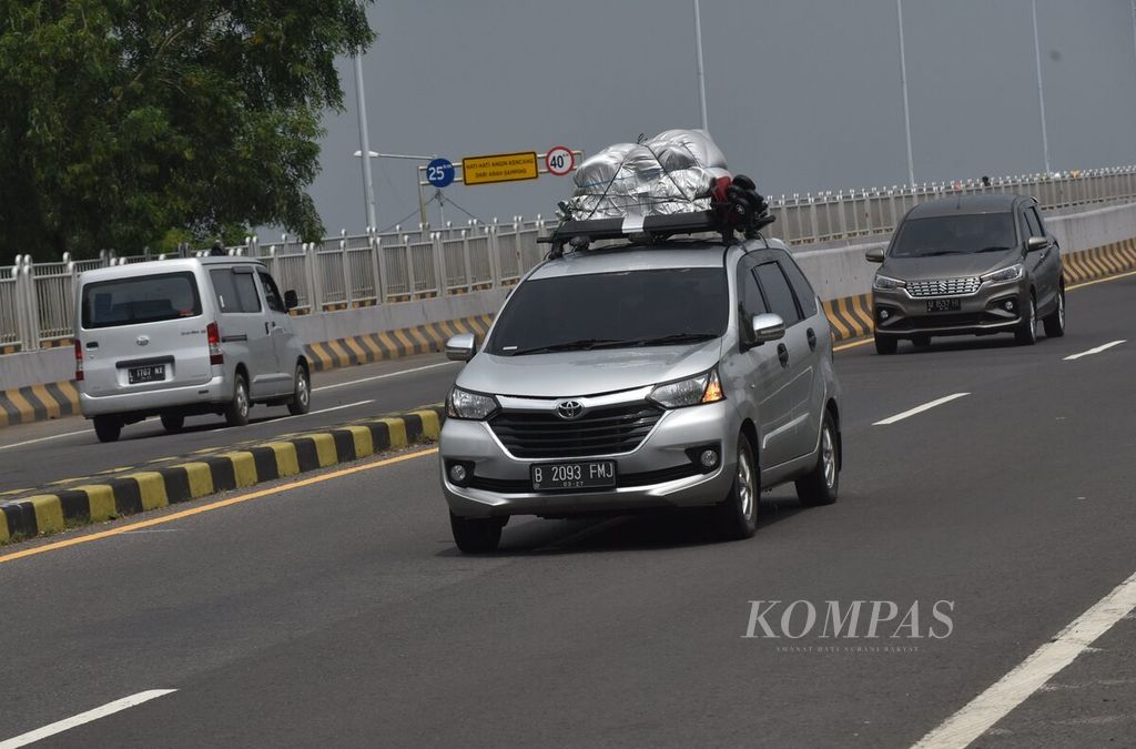 Pemudik dengan mobil melintasi Jembatan Suramadu di Kabupaten Bangkalan, Pulau Madura, Jawa Timur, Rabu (27/4/2022). 