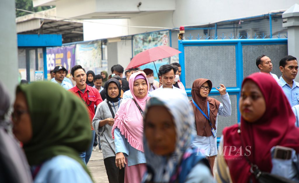 Buruh keluar dari pabrik saat jam makan siang di kawasan Karawaci, Kota Tangerang, Banten, Rabu (22/11/2023). Upah minimum provinsi (UMP) 2024 Banten sebesar Rp 2.727.812, naik Rp 66.532 atau 2,50 persen dibandingkan pada tahun 2023.