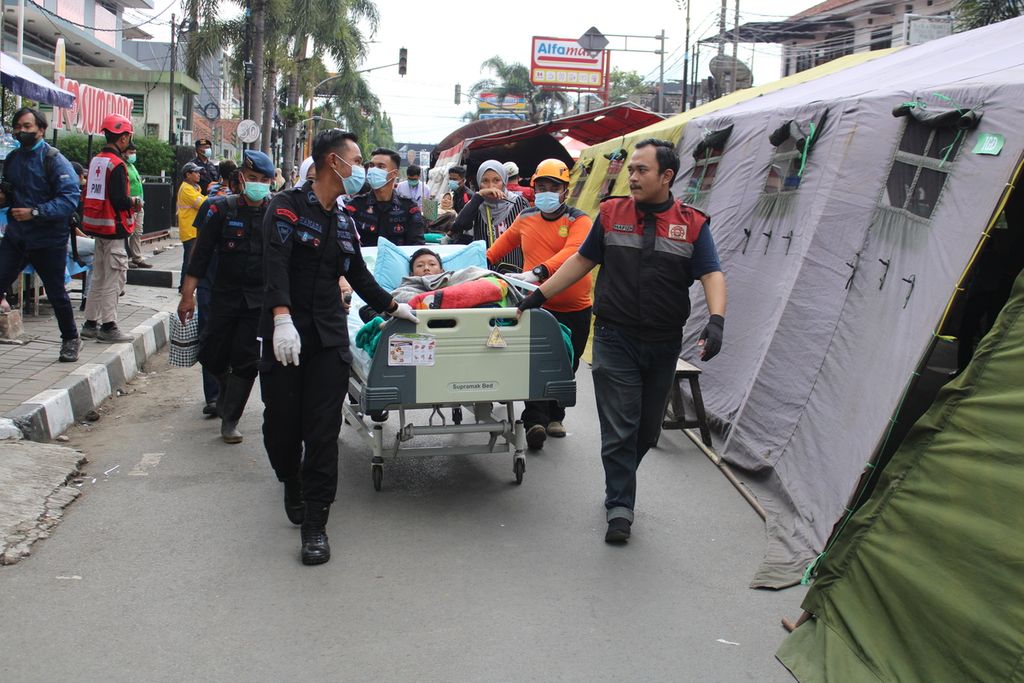 Salah satu pasien Rumah Sakit Umum Daerah Sumedang dibawa kembali ke rumah sakit setelah bertahan di tenda darurat selama semalam di Kabupaten Sumedang, Jawa Barat, Senin (1/1/2024). 