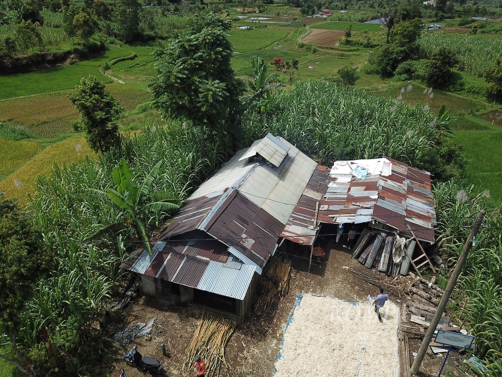Kulit tebu dijemur di halaman sebuah kilang tebu di Jorong Katapiang, Nagari Lawang, Kecamatan Matur, Kabupaten Agam, Sumatera Barat, Rabu (15/6/2023). 