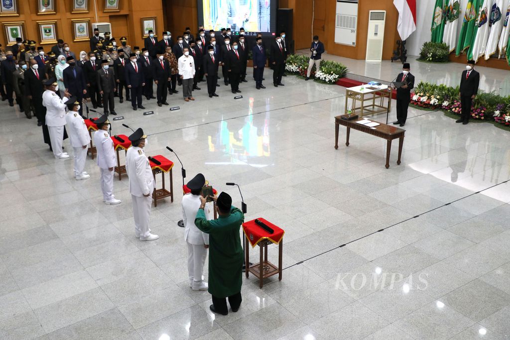 Lima penjabat gubernur mengucapkan sumpah dan janji jabatan dipandu Menteri Dalam Negeri Tito Karnavian saat pelantikan mereka di Kementerian Dalam Negeri, Jakarta, Kamis (12/5/2022). 