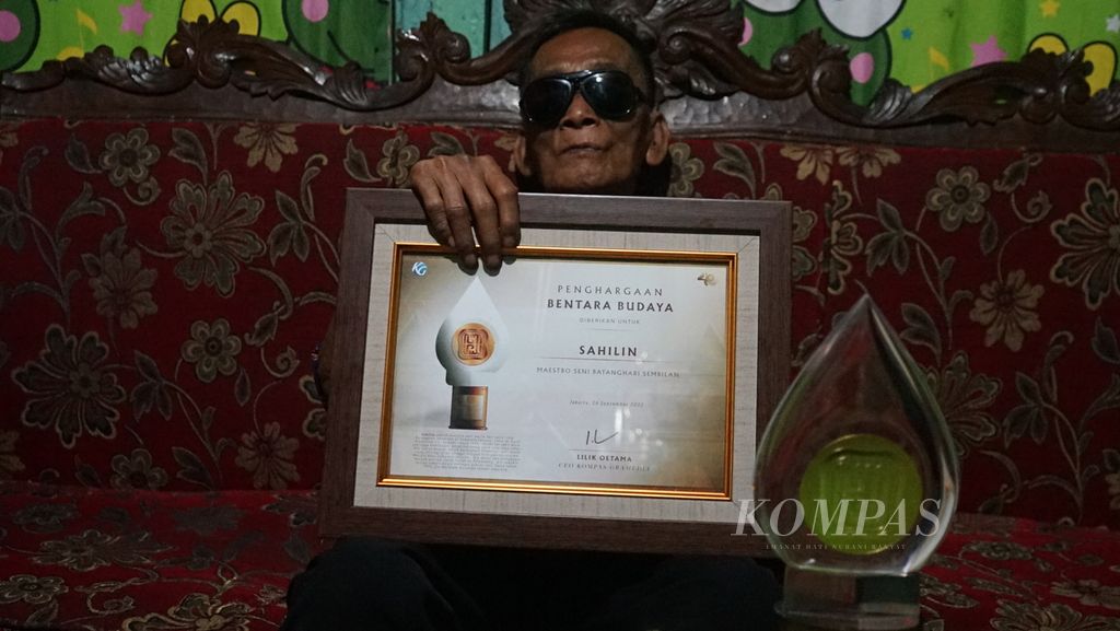 Sahilin, seniman Irama Batanghari Sembilan, menerima penghargaan dari Bentara Budaya.