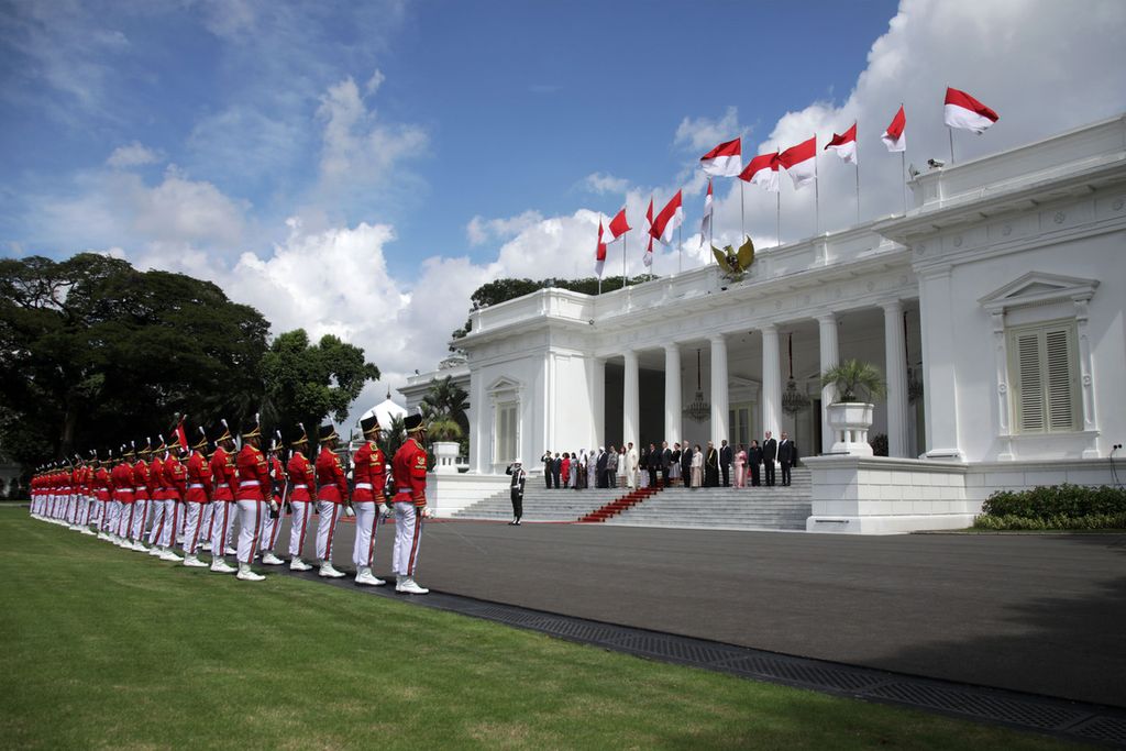 Duta besar negara sahabat bersama pasangannya foto bersama di tangga Istana Merdeka, Jakarta, seusai pernyerahan surat-surat kepercayaan Duta Besar Luar Biasa dan Berkuasa Penuh (LBBP) negara-negara sahabat kepada Presiden Joko Widodo di halaman Istana Merdeka, Jakarta, Senin (20/2/2023). Ada sebanyak 11 duta besar yang menyerahkan surat kepercayaan tersebut, yaitu Suriname, Swiss, Libya, Korea Selatan, Yunani, Oman, Sudan, Sri Lanka, Arab Saudi, Arab Suriah, dan Afrika Selatan. 