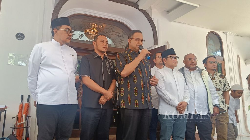 Bakal calon presiden dari Koalisi Perubahan, Anies Baswedan (tengah), bersama bakal calon wakil presiden, Muhaimin Iskandar, seusai rapat mengenai Badan Pekerja Anies-Muhaimin (Baja Amin) di Markas Koalisi Perubahan, Jakarta, Jumat (22/9/2023).