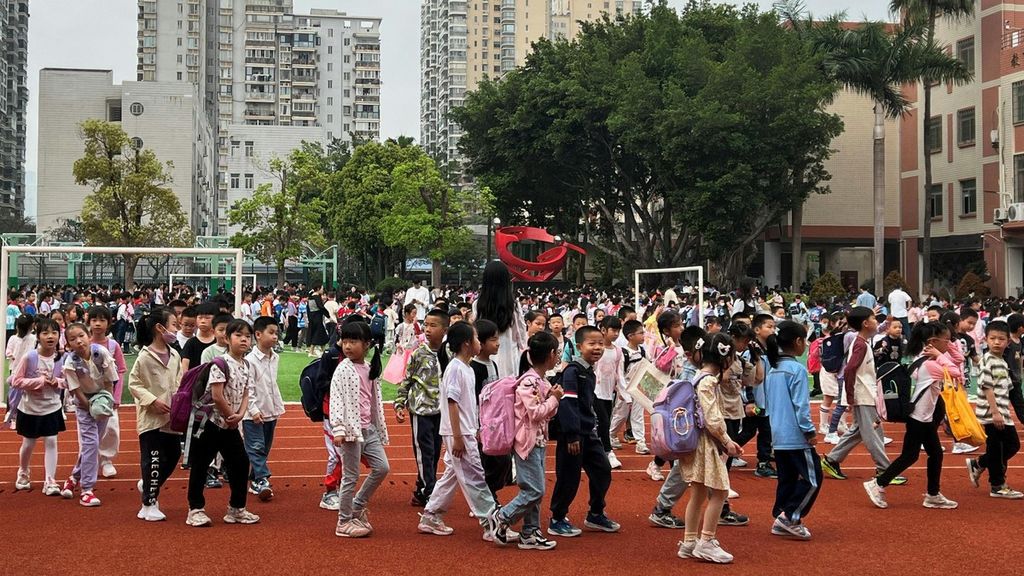 Siswa mengevakuasi diri ke taman bermain di sebuah sekolah di Xiamen, Provinsi Fujian, China, setelah gempa besar melanda bagian timur Taiwan, Rabu (3/4/2024). 