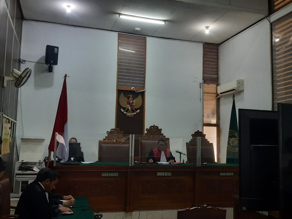 Hakim tunggal Alimin Ribut Sujono membaca putusan sidang gugatan praperadilan yang diajukan Sekretaris Mahkamah Agung (MA), Hasbi Hasan, di Pengadilan Negeri Jakarta Selatan, Jakarta, Senin (10/7/2023). 