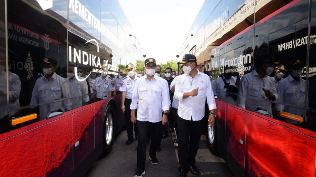 Menteri Perhubungan Budi Karya Sumadi (kedua dari kiri) meninjau kesiapan armada bus listrik di Bali, Kamis (10/11/2022), yang akan membantu mobilitas peserta maupun delegasi KTT G20.