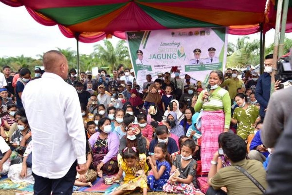 Warga Desa Pir ADB, Kecamatan Besitang, Kabupaten Langkat, Sumatera Utara, berbincang dengan Gubernur Sumatera Utara Edy Rahmayadi, Sabtu (19/3/2022). Skema kemitraan konservasi kini dikedepankan untuk selesaikan konflik lahan.