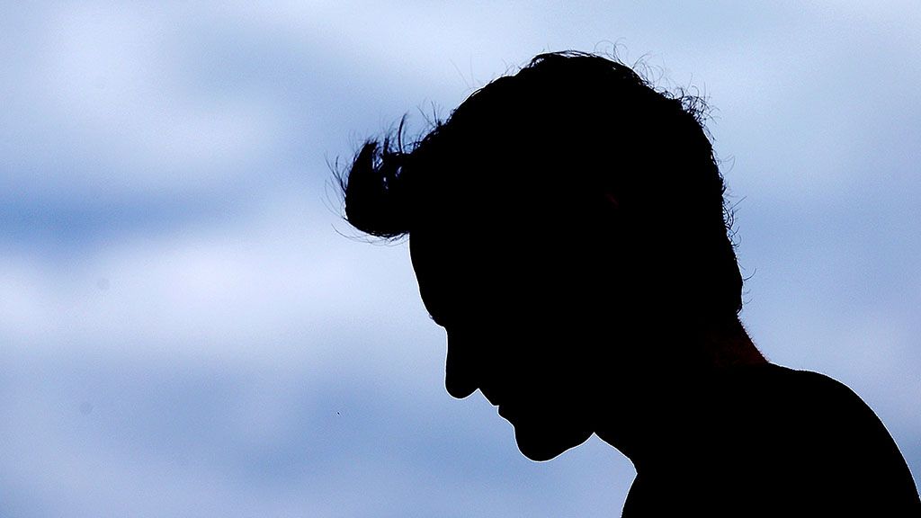 Siluet Roger Federer setelah menjuarai turnamen Australia Terbuka di Melbourne, Australia, Senin (29/1), yang merupakan gelar ke-20 di ajang Grand Slam. Petenis Swiss berusia 36 tahun itu bisa terus bersaing di level elite dunia karena memiliki keinginan untuk terus belajar yang mematangkan kemampuan teknisnya. Federer kini telah mengoleksi 97 gelar juara.
