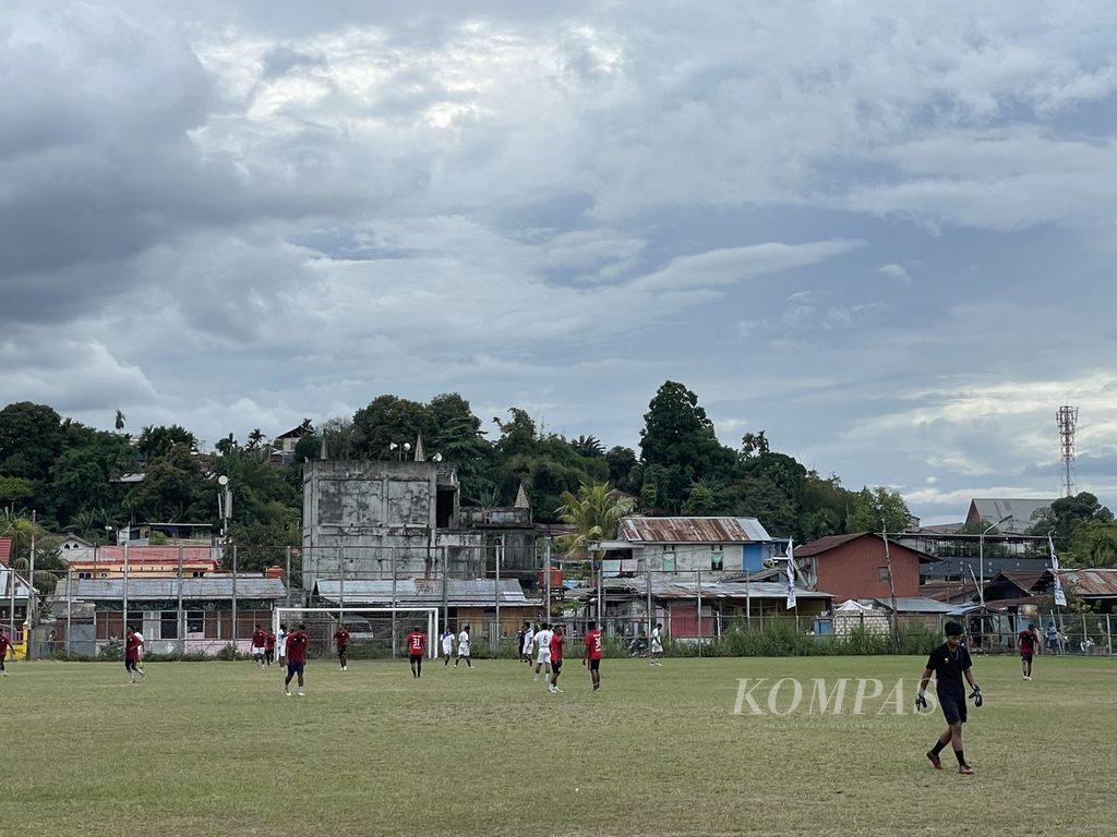 Pertandingan sepak bola amatir antarkampung di Lapangan Hamadi, Distrik Jayapura Selatan, Kota Jayapura, Papua, Kamis (7/3/2024).
