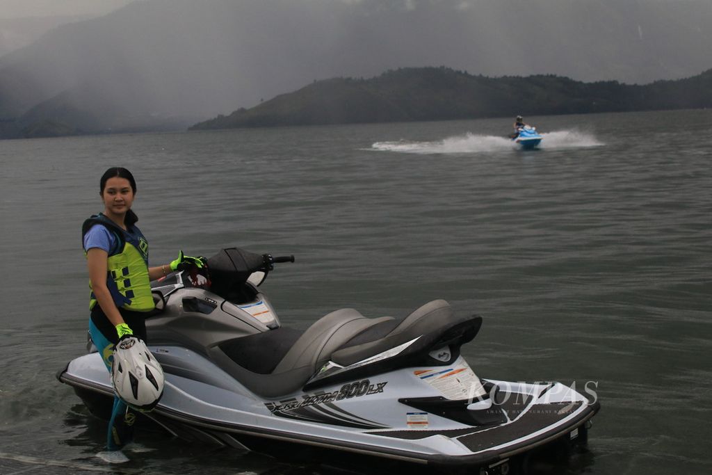 Pebalap jetski asal Indonesia, Kanina Ramadhina, bersiap menjajal lintasan balap Aquabike Jetski World Championship 2023 dalam uji coba di Danau Toba, Kabupaten Samosir, Sumatera Utara, Selasa (21/11/2023). 