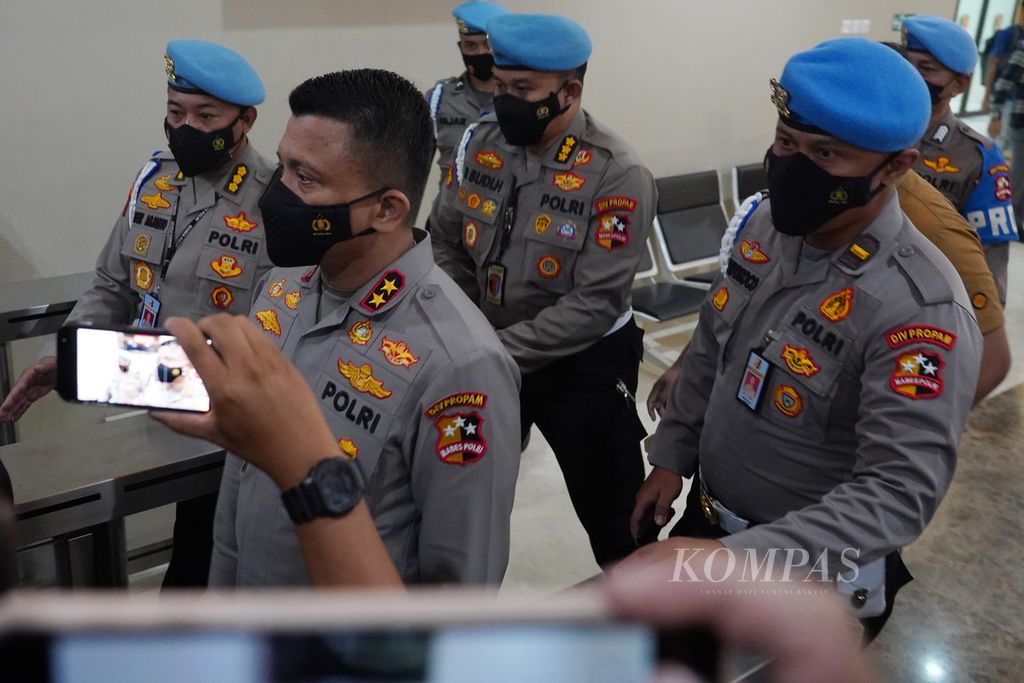 Kepala Divisi Profesi dan Pengamanan Polri (nonaktif) Inspektur Jenderal Ferdy Sambo meninggalkan Bareskrim Polri, Jakarta, seusai menjalani pemeriksaan, Kamis (4/8/2022). Beberapa hari kemudian, Ferdy Sambo ditempatkan di Markas Komando Brimob, Depok, Jawa Barat.