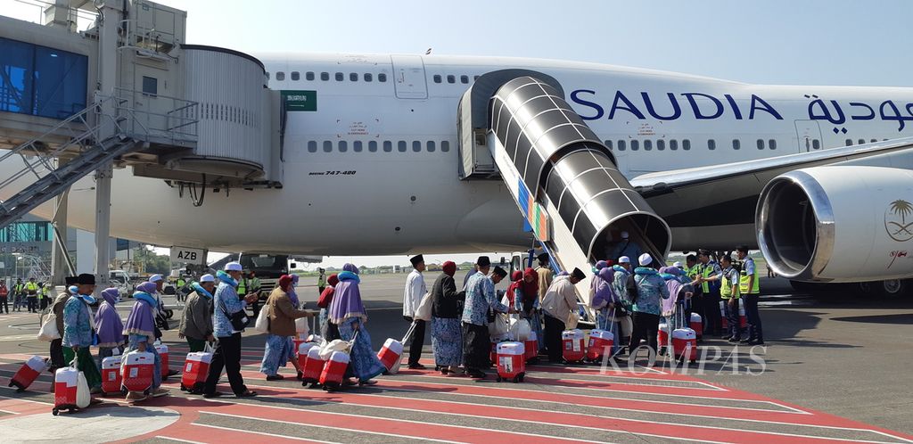 Ratusan jemaah haji embarkasi Surabaya kelompok terbang pertama berjalan menuju ke pesawat Saudi Arabia Airlines, Rabu (24/5/2023). Mereka berasal dari Bangkalan, Jatim.
