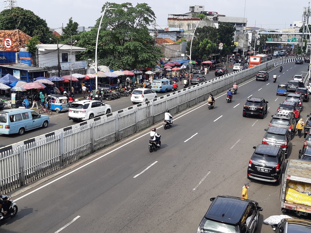 Kondisi ruas Jalan Matraman Raya, di sekitar Pasar Jatinegara, Jakarta Timur, pada Senin (9/5/2022) siang. Pedagang kaki lima mulai memadati pedestrian di sekitar kawasan ini.