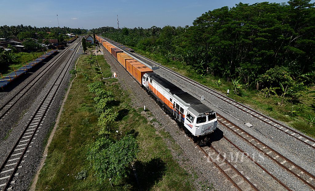 Kereta api barang melintas di Stasiun Alastua, Kota Semarang, Jawa Tengah, Senin (2/6/2014).