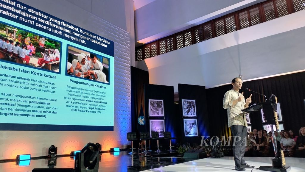 Mendikbudristek Nadiem Anwar Makarim memaparkan keunggulan kurikulum nasional baru mulai tahun ajaran 2024/2025 yakni Kurikulum Merdeka, di Jakarta, Rabu (27/3/2024). 