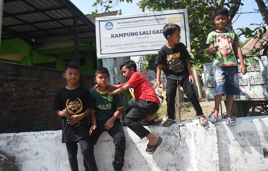 Anak-anak bermain di Kampung Lali Gadget di Desa Pagerngumbuk, Kecamatan Wonoayu, Kabupaten Sidoarjo, Jawa Timur, Minggu (25/9/2022).