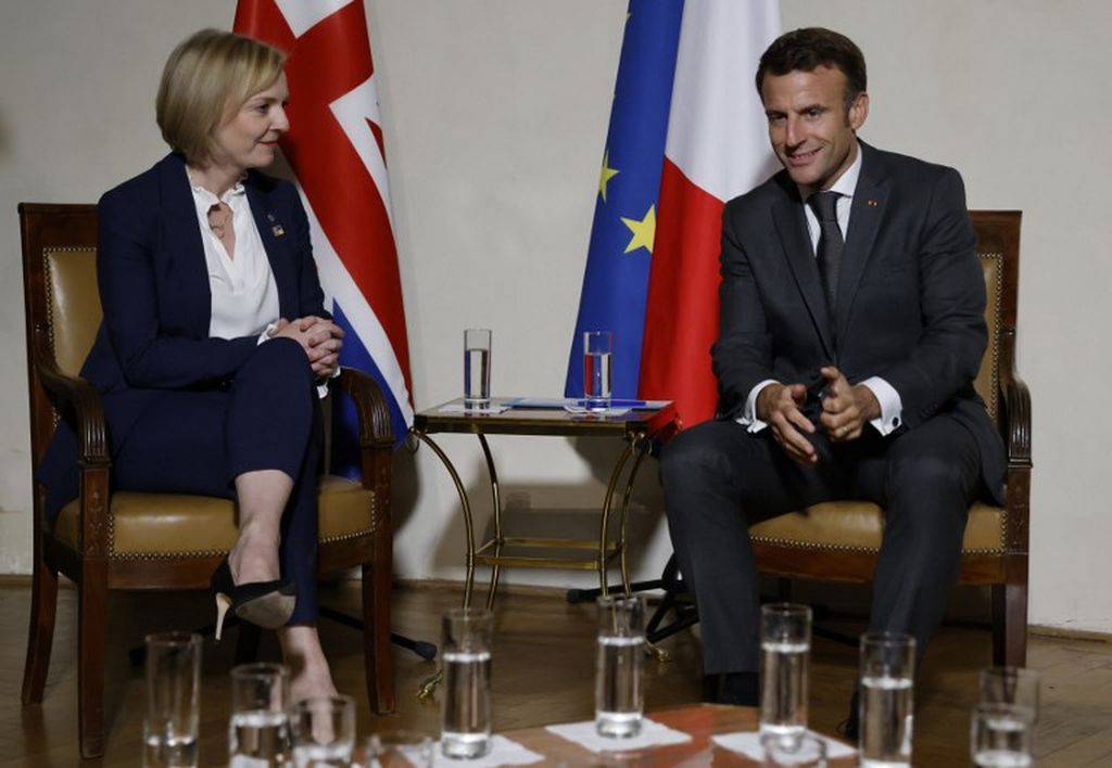 Presiden Perancis Emmanuel Macron (kanan) dan Perdana Menteri Inggris Liz Truss (kiri) bertemu di sela-sela KTT Komunitas Politik Eropa (EPC) di Praha, Ceko, 6 Oktober 2022.