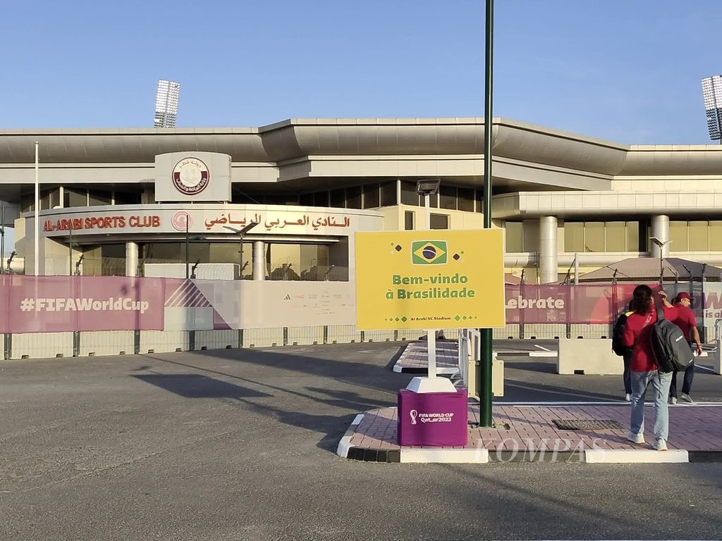 Papan sambutan selamat datang di pusat latihan tim Brasil yang berada di Klub Olahraga Al Arabi, Doha, Qatar, Minggu (27/11/2022). Brasil menggunakan Stadion Grand Hamad yang berada di pusat olahraga itu sebagai tempat berlatih selama Piala Dunia Qatar 2022.