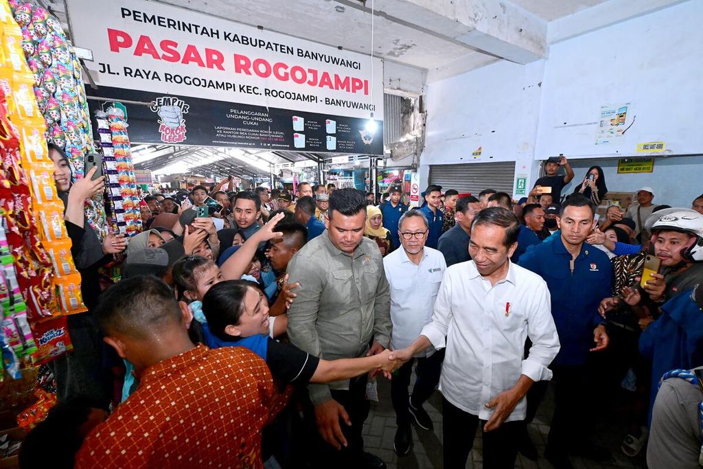 Presiden Joko Widodo mengunjungi Pasar Rogojampi, Kabupaten Banyuwangi, Jawa Timur, Rabu (27/12/2023). Pada kunjungannya ini Kepala Negara mengecek harga sejumlah kebutuhan pokok.