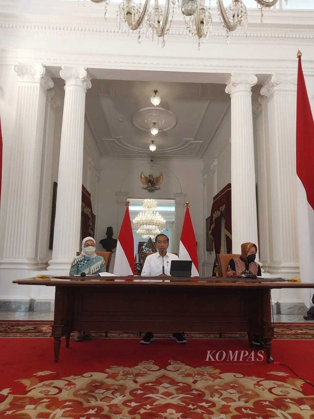 Presiden Joko Widodo saat menyampaikan keterangan pers bersama Menteri Sosial Tri Rismaharini dan Menteri Ketenagakerjaan Ida Fauziyah di Istana Merdeka, Jakarta, Jumat (16/9/2022).