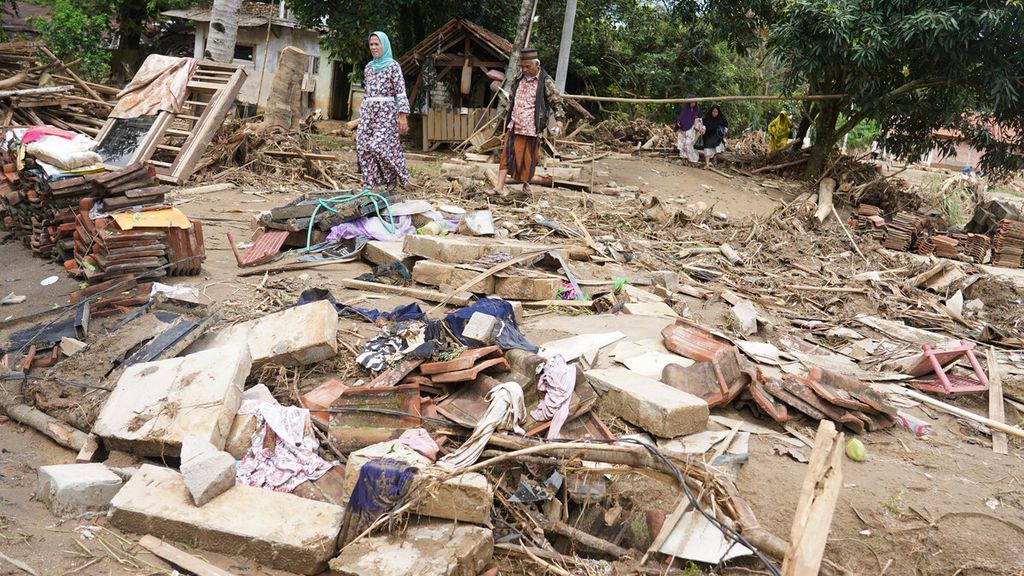 Kondisi permukiman warga di Desa Kalong Sawah, Jasinga, Kabupaten Bogor, yang luluh lantak diterjang banjir bandang, Selasa (7/1/2020). Sebanyak satu orang meninggal dunia dan  116 rumah warga rusak akibat bencana ini. 