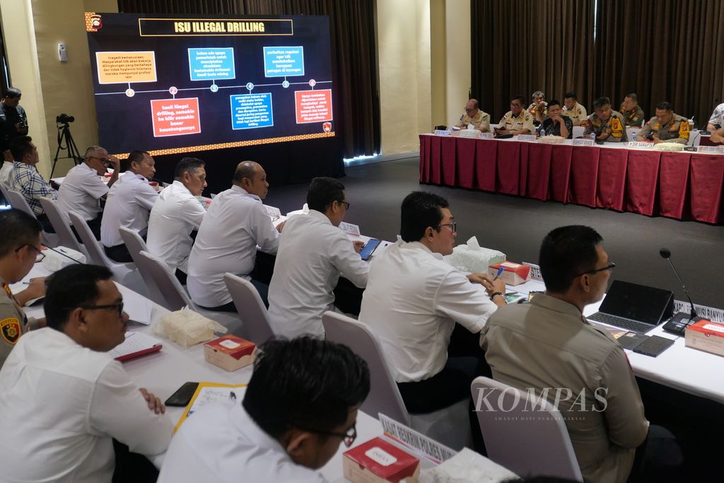 Suasana rapat koordinasi tentang ”Penanganan Illegal Refinery atau Kilang Minyak Ilegal di Kabupaten Musi Banyuasin, Sumsel” di Markas Polda Sumsel, Palembang, Rabu (31/1/2024). 