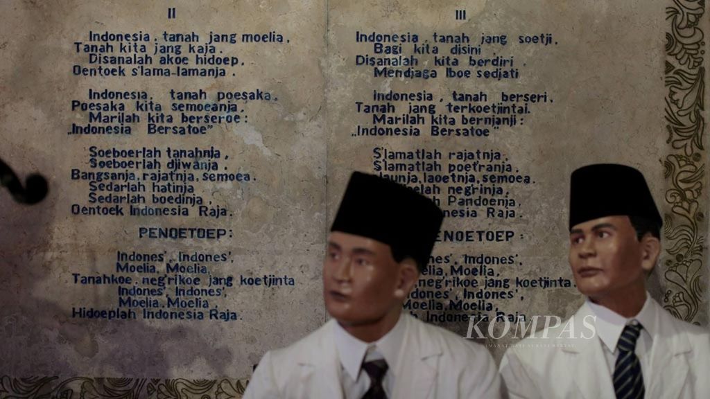 Lagu dan syair Indonesia oleh WR Soepratman menghiasi salah satu sudut Museum Sumpah Pemuda di jalan Keramat Raya, Senen, Jakarta Pusat, Rabu (26/10/2016). Di museum tersebut pengunjung dapat kembali memahami semangat perjuangan para pemuda Indonesia untuk meraih kemerdekaan. 
