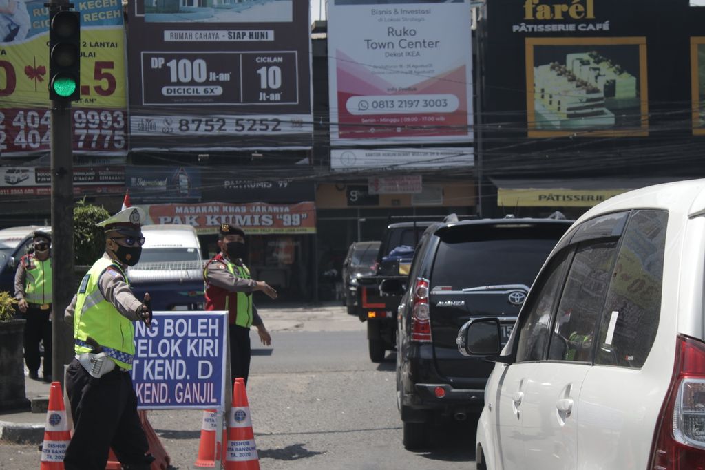 Sejumlah petugas mengatur kendaraan yang keluar dari Gerbang Tol Buah Batu, Kota Bandung, Jumat (3/9/2021).