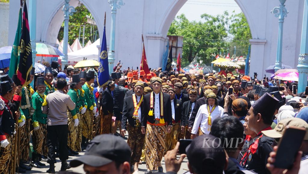 Menantu Raja Keraton Surakarta Sinuhun Paku Buwono XIII, KRA Rizki Baruna Ajidiningrat (tengah), memimpin arak-arakan gunungan dalam gelaran Grebeg Maulud di Masjid Agung Keraton Surakarta, Kota Surakarta, Jawa Tengah, Senin (16/9/2024). 