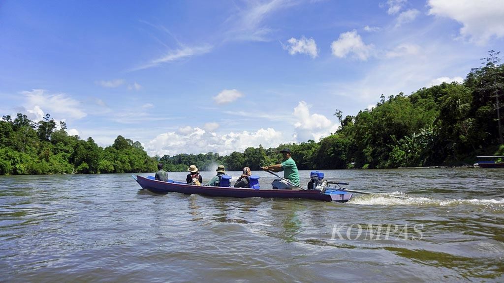 Tourists in Liu Mulang Village, Long Pahangai District, East Kalimantan, take a ketinting boat to go to the Danum Usan River, a tributary of the Mahakam River, Tuesday (10/12/2019)