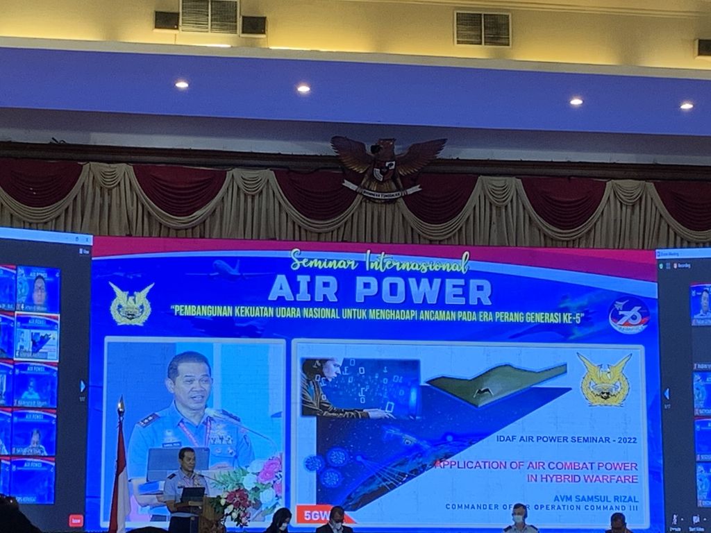 Panglima Komando Operasi Udara III Marsekal Muda Samsul Rizal dalam seminar bertajuk Pembangunan Kekuatan Udara Nasional untuk Menghadapi Ancaman pada Era Perang Generasi ke-5 di Puri Ardhya Garini, Jakarta, Rabu (30/3/2022).